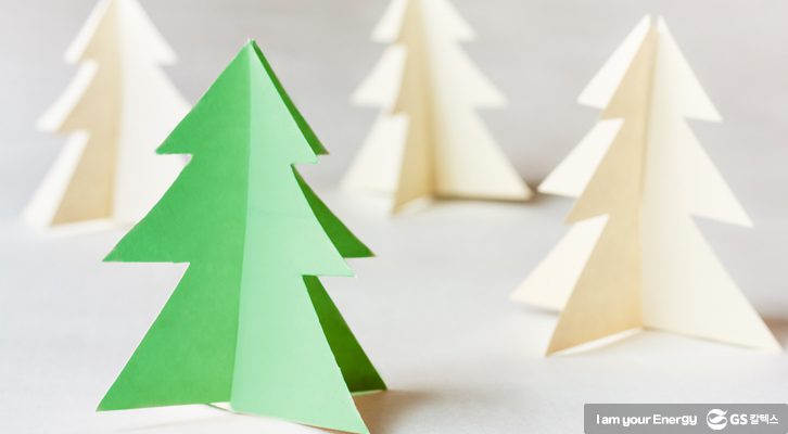 아이들이 심리 치료 프로그램을 통해 자신과 친구의 장점을 적어놓은 나무