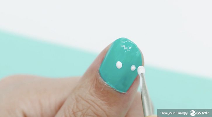 네일아트봉 도트봉 이용해 점 찍기