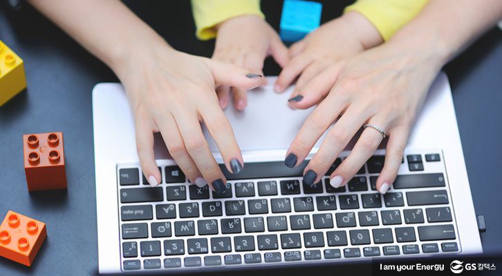 업무를 보면서도 자녀와 애착을 형성하기 위해 시간을 내고 있는 워킹맘