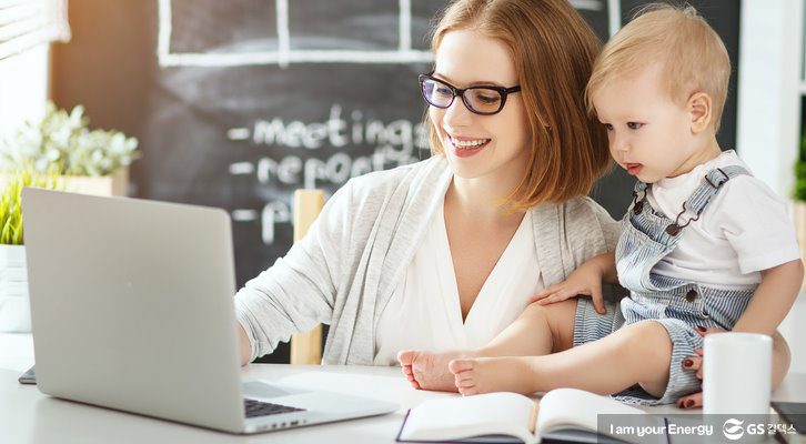 집에서 자녀를 돌보는 와중에도 일을 놓지 못하는 맞벌이 워킹맘