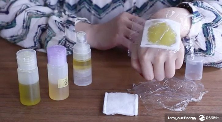 올리브 오일 꿀 팩 위에 랩 덮기