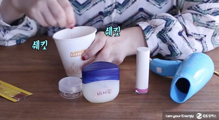 립스틱이나 립글로즈 추가