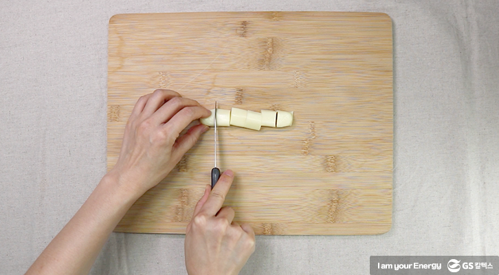 스트링 치즈를 칼로 6~7등분 자르기