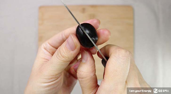 올리브 칼로 반 가르기, 완전 가르지 않고 한 면만 가르기