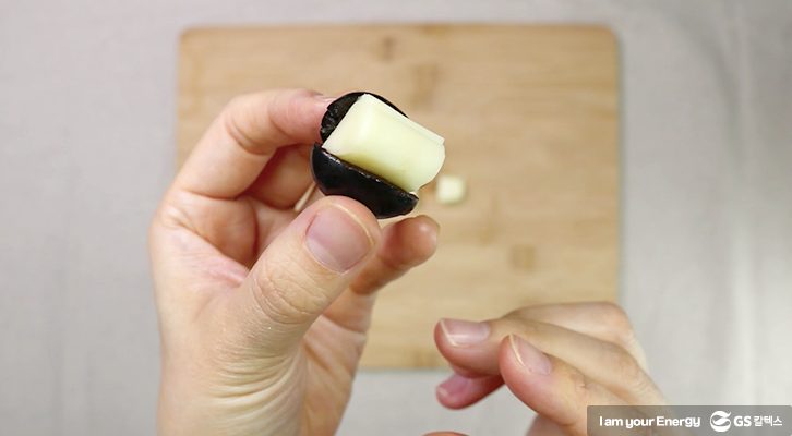 올리브 안쪽에 치즈 끼기