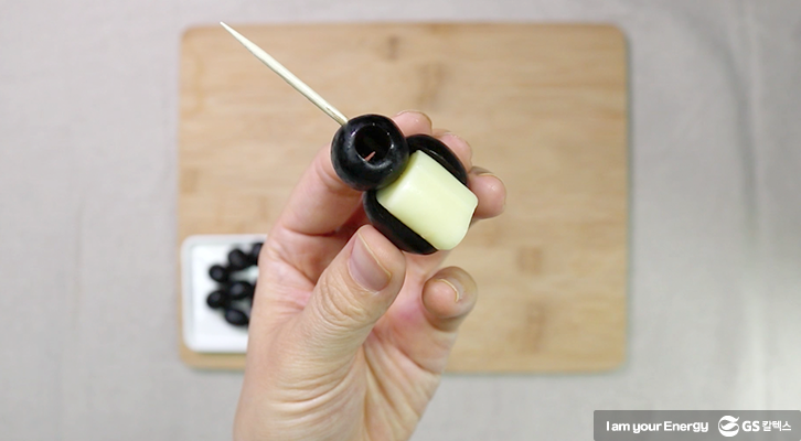 치즈와 올리브 이쑤시개로 꽂기