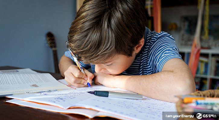 성실하게 학업을 수행하는 자녀의 모습