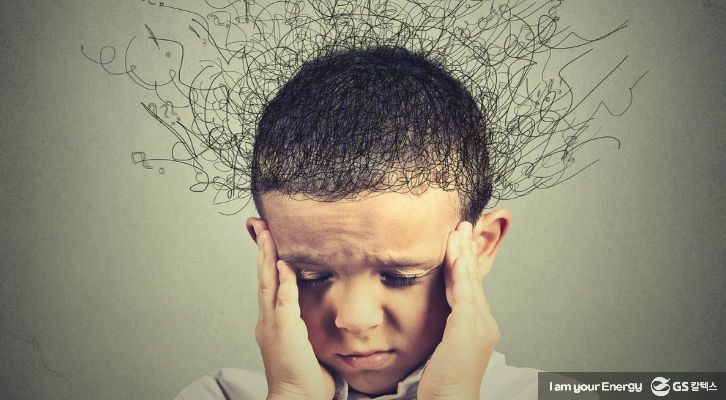 공부와 시험, 학교생활에 불안감을 느끼는 아동의 모습