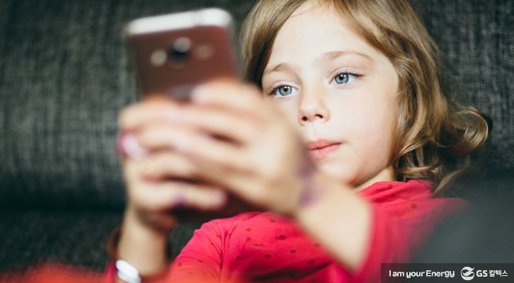 공부와 시험에 대한 불안감을 게임으로 달래는 아동의 모습