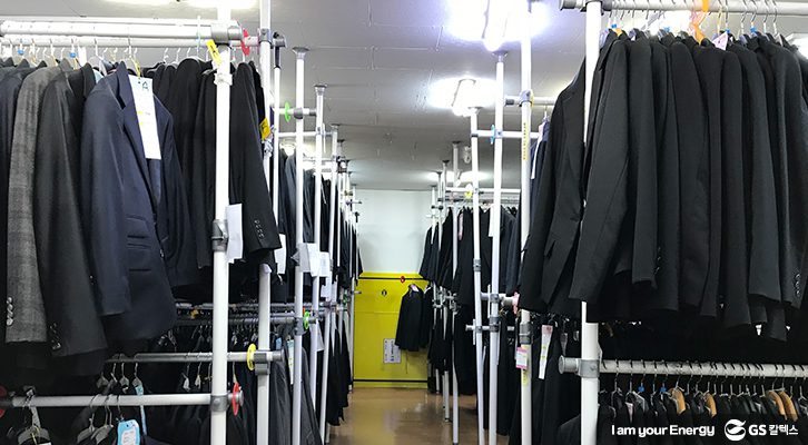 열린옷장의 수많은 정장들