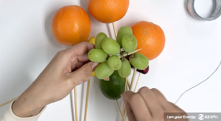 포도 줄기와 나무 꼬치 엮기, 과일 꽃다발, 크라프트 포장, 꽃다발 포장