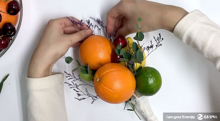 사이에 꽃과 잎 껴주기, 과일 꽃다발, 크라프트 포장, 꽃다발 포장