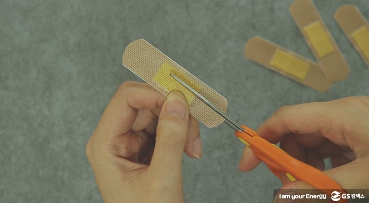 가위로 밴드 양쪽을 오려줍니다, 밴드 붙이기, 손가락 밴드, 꿀팁, 밴드