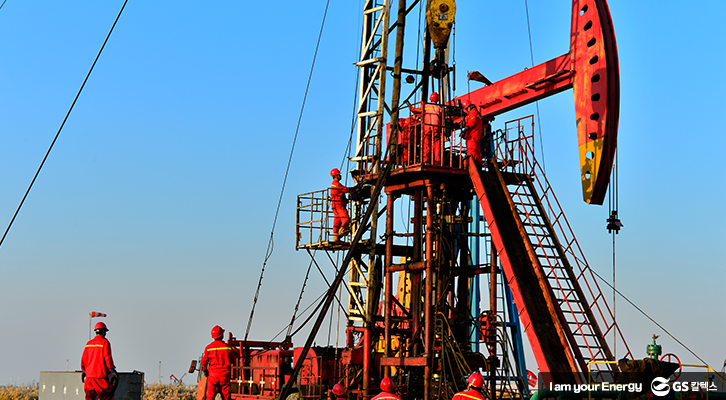 빨강색의 석유 시추 기구