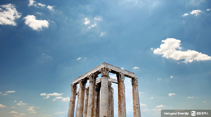 파란 하늘과 그리스 신전의 모습