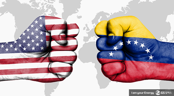 미국과 베네수엘라 국기가 그려진 주먹들이 서로 마주보고 있는 모습
