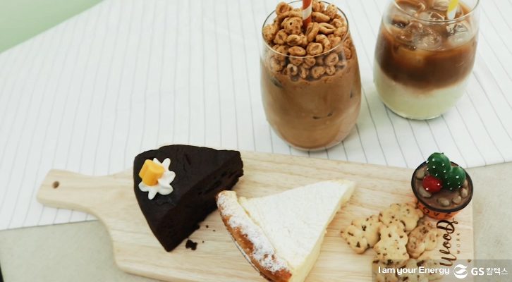 라테 2잔과 케이크