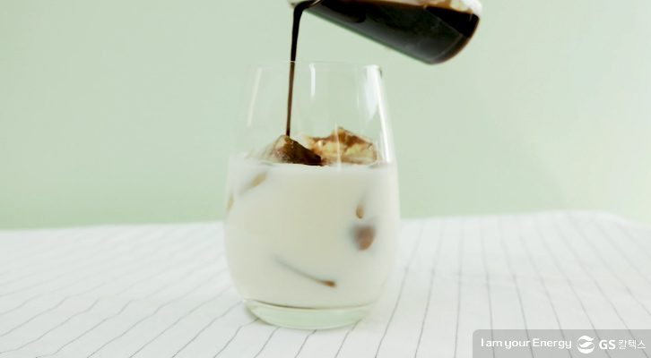 우유위로 커피 따르기