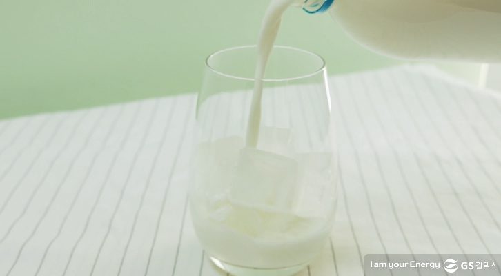 얼음잔에 우유를 따르기