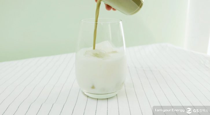 우유 위로 잘 풀어진 녹차라떼 넣기