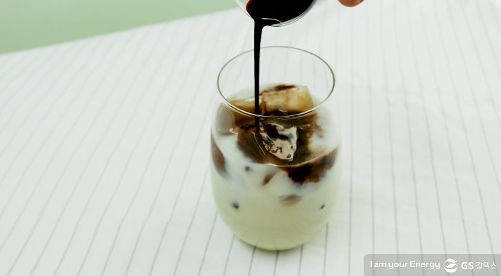 녹차라떼에 커피를 더하기