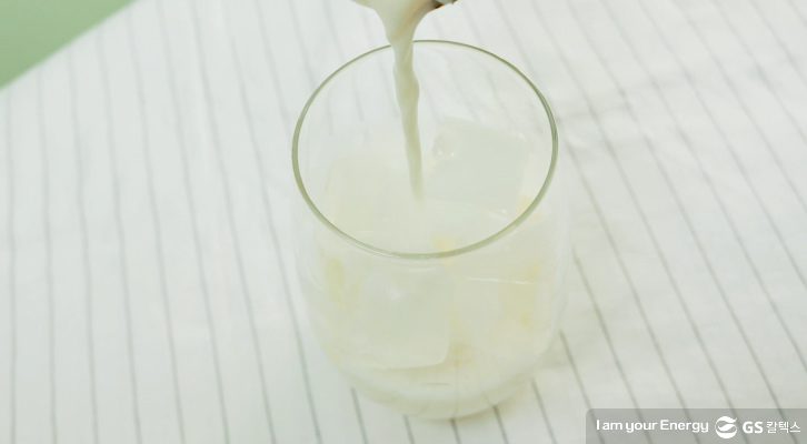 얼음 컵에 우유 따르기
