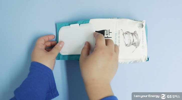 밀가루에 물티슈 뚜껑 붙이기