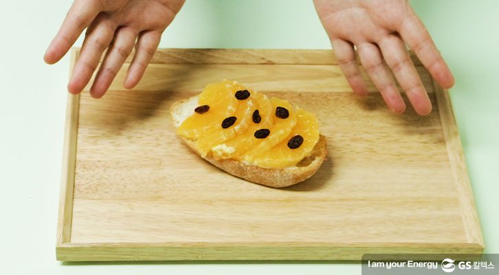 오렌지와 건포도를 올려주기