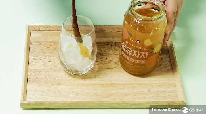 얼음컵에 유자청을 4스푼 넣기