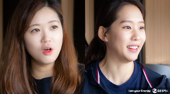 GS칼텍스 서울Kixx배구단의 숨은 조력자, 이경하 주무와 이지언 통역의 사진이 붙어있는 모습