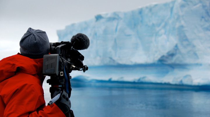 빙하를 찍는 촬영감독의 모습