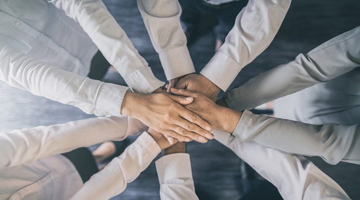 화이팅하는 손들이 포개져있는 모습