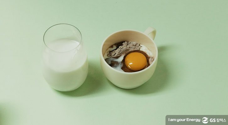 초코 핫 케이크 가루와 계란, 우유 조금 넣기