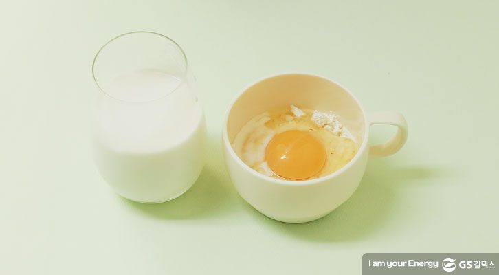 컵케이크 가루에 계란과 우유 조금 넣기 