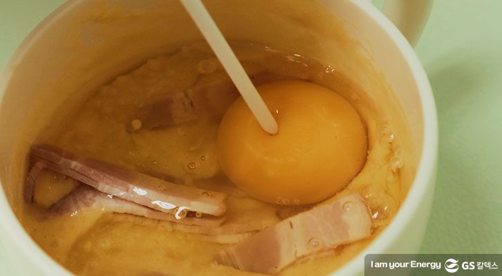 젓가락으로 달걀 노른자 터트리기