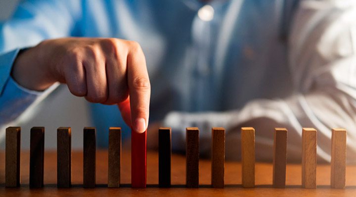 도미노를 두는 남자의 손이 클로즈업 된 모습