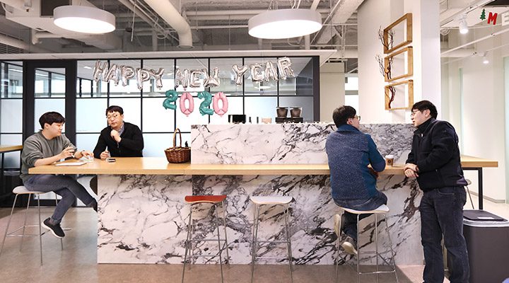 GS 칼텍스 이음공간에서 사원들이 휴식하는 모습