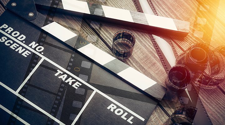 영화 필름들이 책상에 놓여져 있는 모습