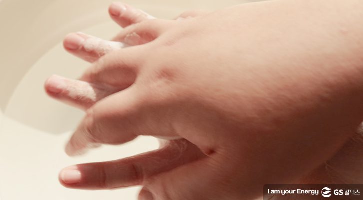 손등과 손바닥을 마주대고 문지르기