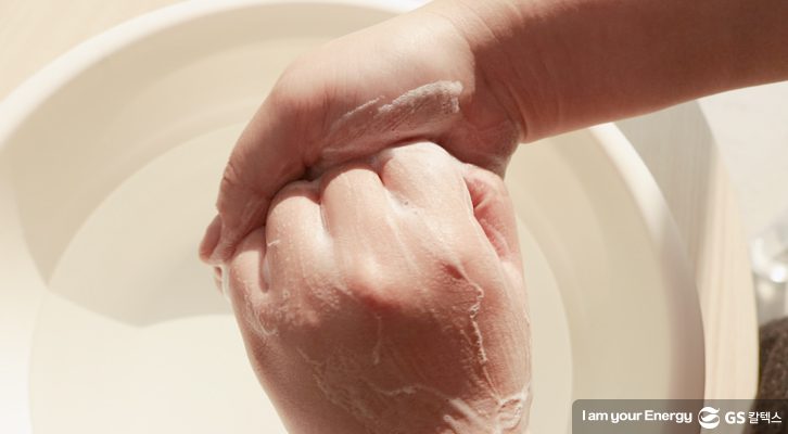 두손을 마주잡고 문지르기