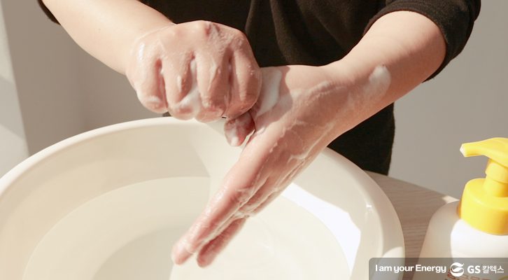 엄지손가락을 다른손으로 감싸고 문지르기