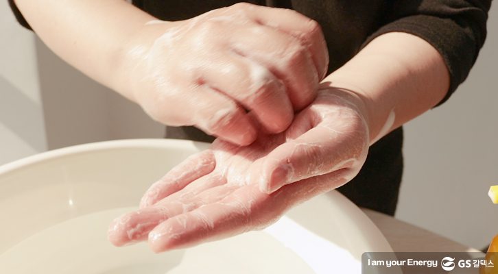 손을 세워 문지르기