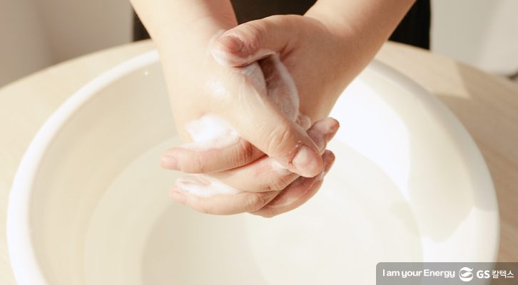 두손을 마주잡고 문지르기