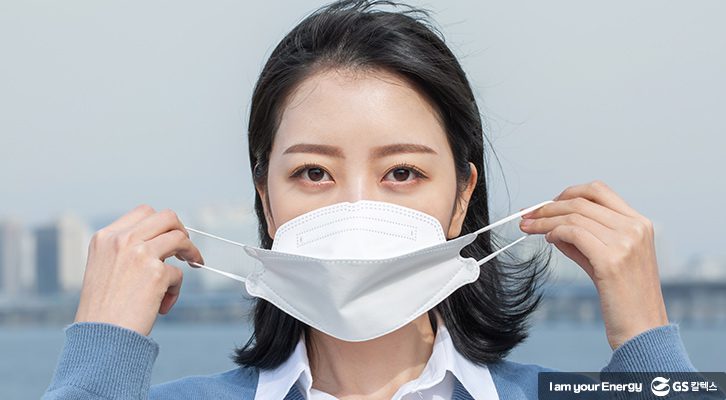 마스크는 크기에 맞는 것을 사용하고 금속 지지대가 위로오게 한 후 귀에 걸어주세요