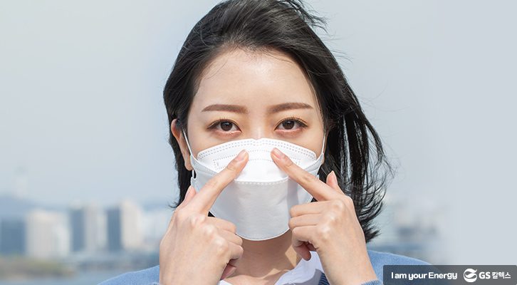 코쪽의 금속 지지대를 눌러 빈틈없게 해주세요 