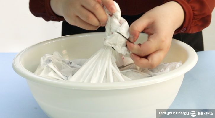 공기를 빼고 묶어줍니다.