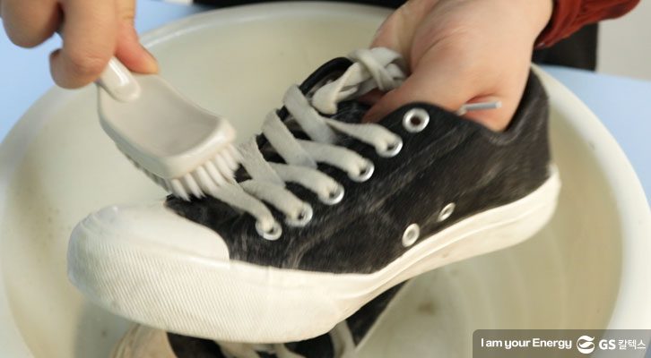 신발끈은 결을따라 문질러주세요