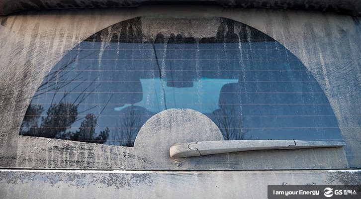 미세먼지가 쌓인 유리창