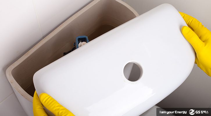 변기 뒤쪽에 물을 넣은 페트병 넣기