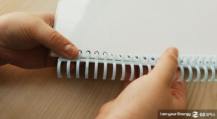 타공된 구멍에 맞추어 넣기